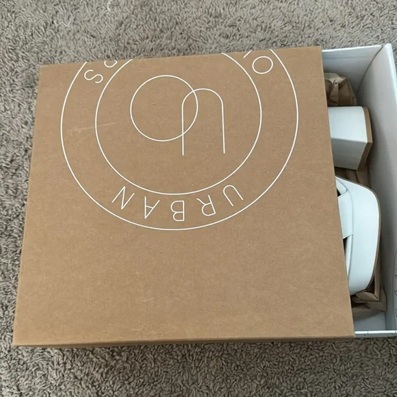 Pretty little white shoes - Picture 2 of 3